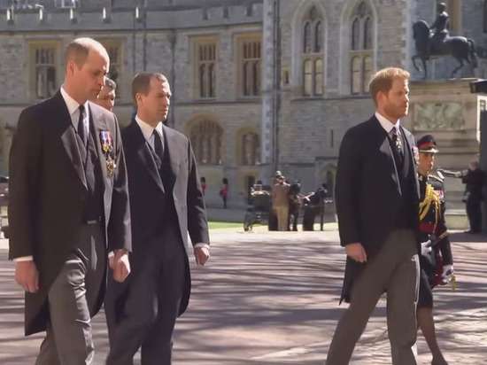 Принц Гарри и принц Уильям на похоронах принца Филлипа