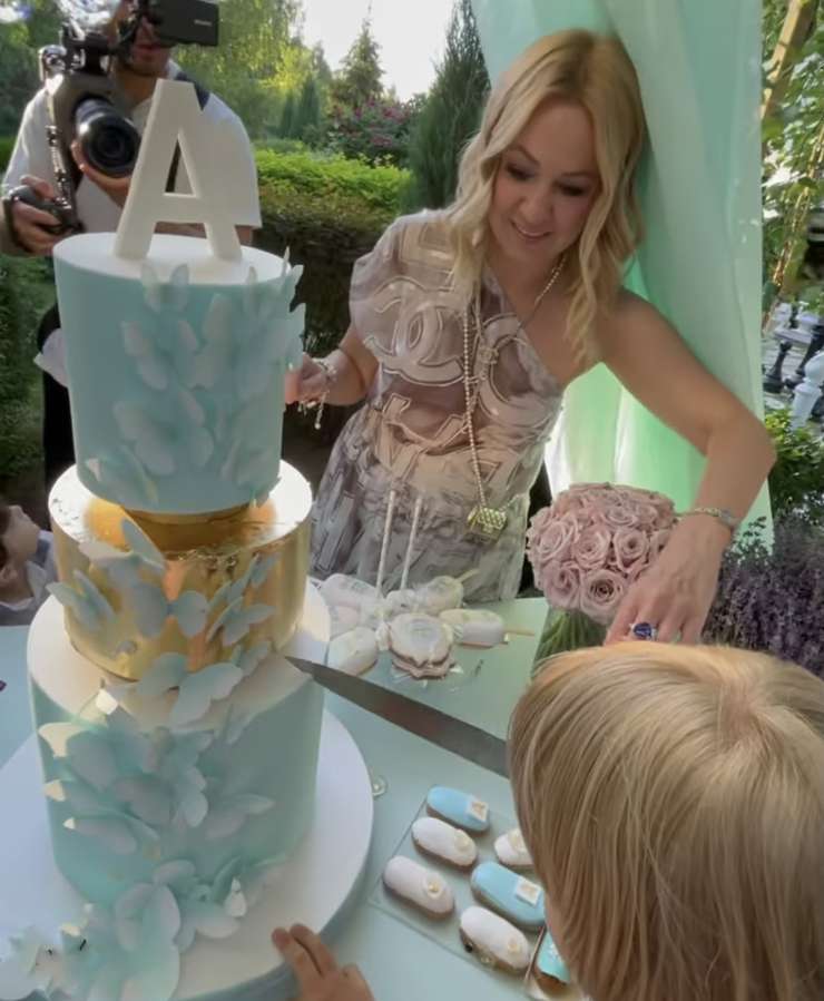 Сын знаменитости Александр режет праздничный торт