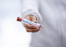«Вместо руки колем в губку»: можно ли получить сертификат вакцинации без прививки