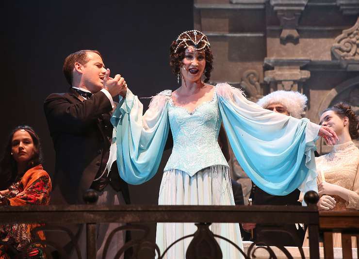 Ольга Бузова в спектакле МХТа