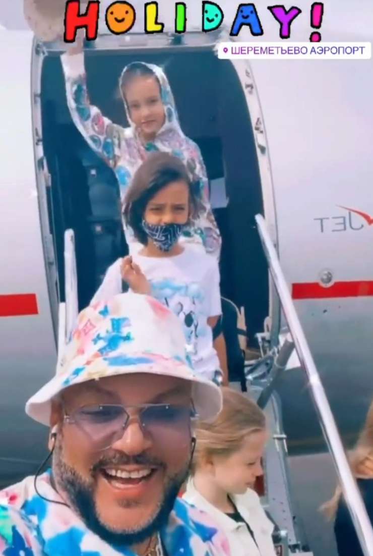 Певец улетел в отпуск с детьми и друзьями Певец улетел в отпуск с детьми и друзьями