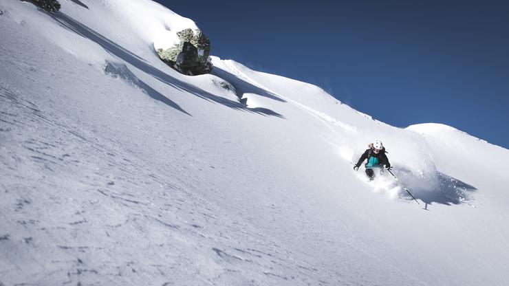 В случае, если под вашими ногами начинается лавина (что может случиться при катании на лыжах или сноуборде), действуйте быстро и попытайтесь прыгнуть вверх по склону выше линии излома