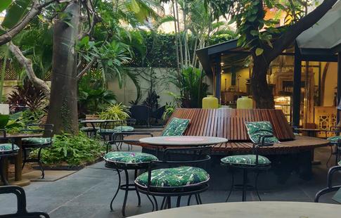 На свежем воздухе: выбираем летнюю мебель для обедов на улице