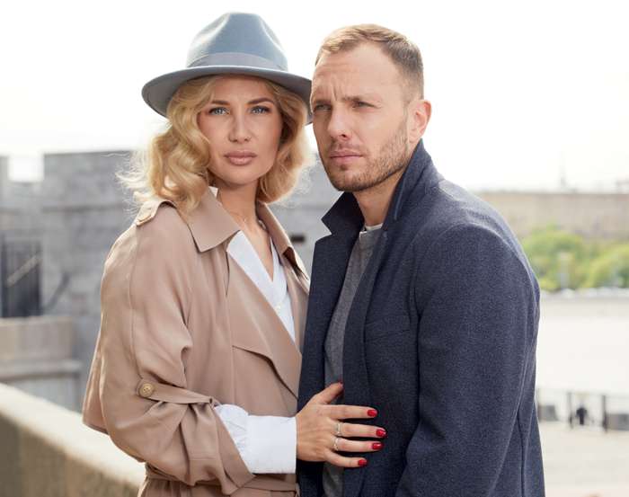 Тимур и Анна Соловьевы. Стиль: Мария Борисова, ассистент стилиста: Карина Богатырева. Макияж, прически: Ольга Биль; На Тимуре: пиджак и джемпер, все – United Colors of Benetton. На Анне: тренч, Addicted_To блузка, Gustav (OZ-Fashion); шляпа, Myari