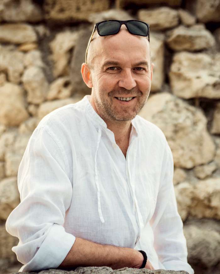 Я все могу по дому сделать сам. Хотя нередко бывает просто лень. Моя мама говорит, что я мастер, но которого нужно заставить потрудиться