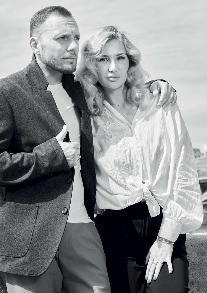 На Тимуре: пиджак и футболка, все – United Colors of Benetton; брюки, собственность героя На Анне: блузка, Gustav (OZ-Fashion); брюки, Patrizia Pepe (Live Pr) На Тимуре: пиджак и футболка, все – United Colors of Benetton; брюки, собственность героя На Анне: блузка, Gustav (OZ-Fashion); брюки, Patrizia Pepe (Live Pr)