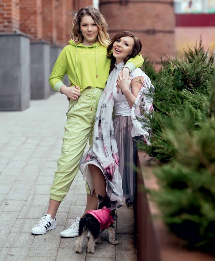 У Татьяны подрастает дочь, ей двенадцать лет. отец девочки – актер анатолий журавлев. василиса в творческом поиске: ударные, горные лыжи, todes – любой интерес приветствуется