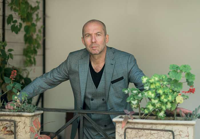 Я не транжира. Но подарки люблю делать дорогие. И вообще не экономлю на том, что нравится. На дом мечты спускаю все заработанное