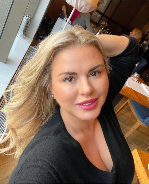 Анна Семенович: «Мама снабжает банками на год вперед»