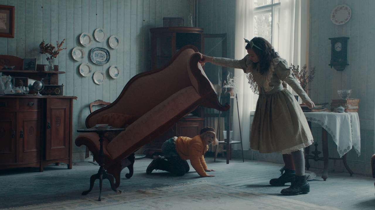 Кадр из фильма о бесстрашной девочке Нелли Рапп