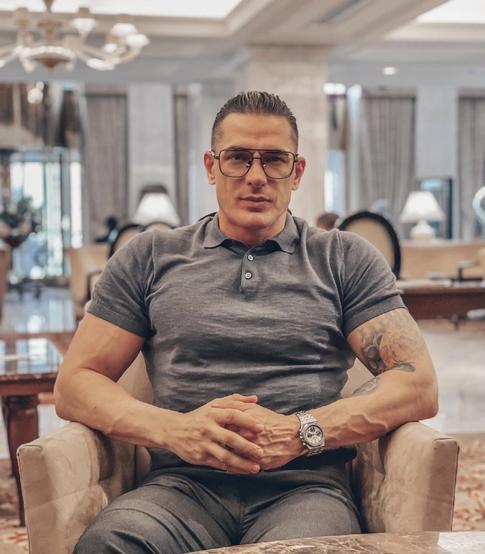 На фоне слухов о расставании с Бородиной Омаров был замечен в кафе с экс-участницей «Дома−2»