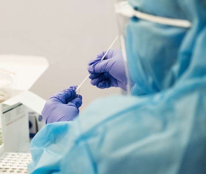 Ученые надеются, что со временем коронавирус может стать менее тяжелым заболеванием