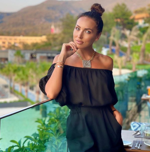 Алсу поделилась фото с подросшими дочерьми