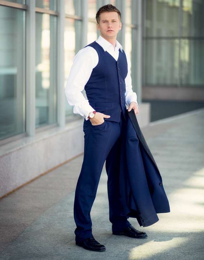 У меня не было зимней обуви, и я носил мамины сапоги на каблуках. Придя в школу, переобувался. Одноклассники увидели, накинулись толпой и избили