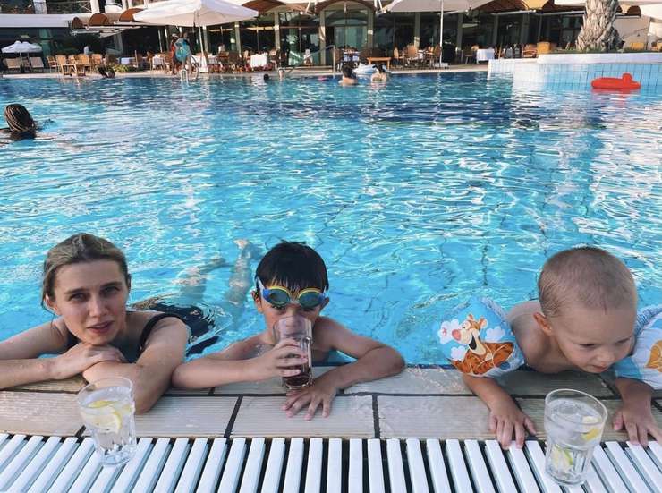 Актриса с сыновьями на отдыхе