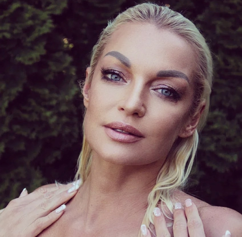 Кадры недели: Джигурда рассказал, как загорает голым на Рублевке, а Волочкова продемонстри­ровала вокальные данные