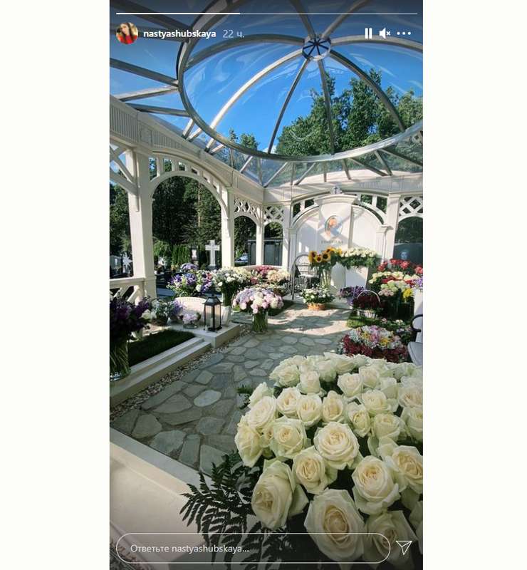 Последний приют Веры Глаголевой буквально утопает в цветах