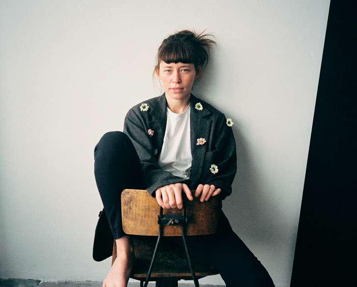 В меня не влюбляются с первого взгляда. Все начинается с общения, дружбы. И я ценю не сумасшедшие ухаживания, а разговоры по душам