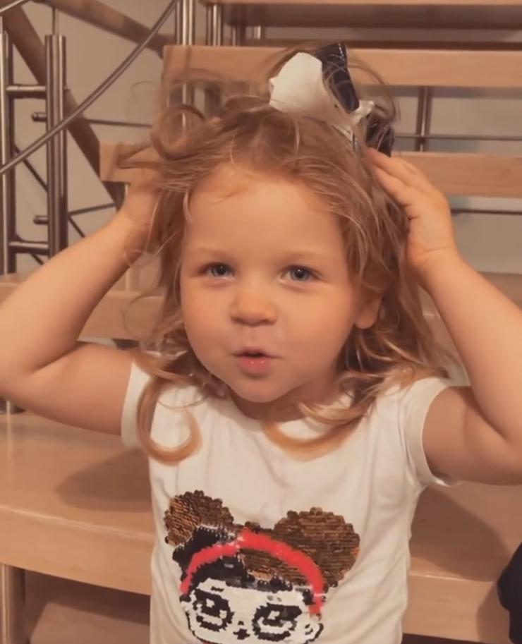 Маленькая дочь Лазарева уже поет песни звездного папы. Скриншот видео.