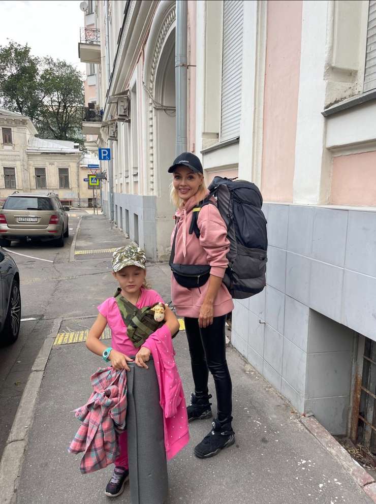 В путешествие звезда взяла с собой дочку