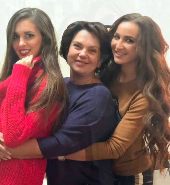 Ирина Бузова с дочерьми Анной и Ольгой