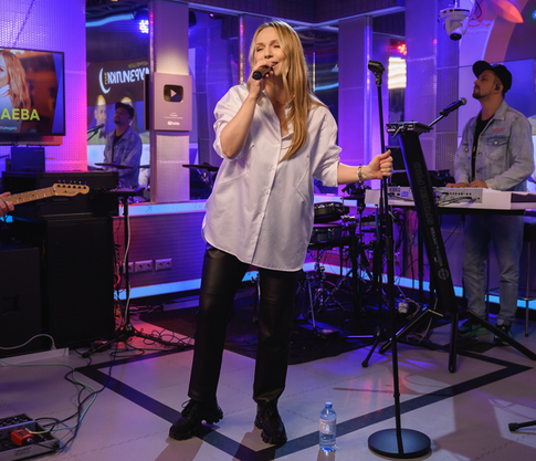 Альбина Джанабаева поздравила свекровь в прямом радиоэфире