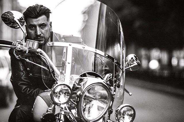 Александр много учился, поэтому называет себя «практически профессором актерского мастерства»