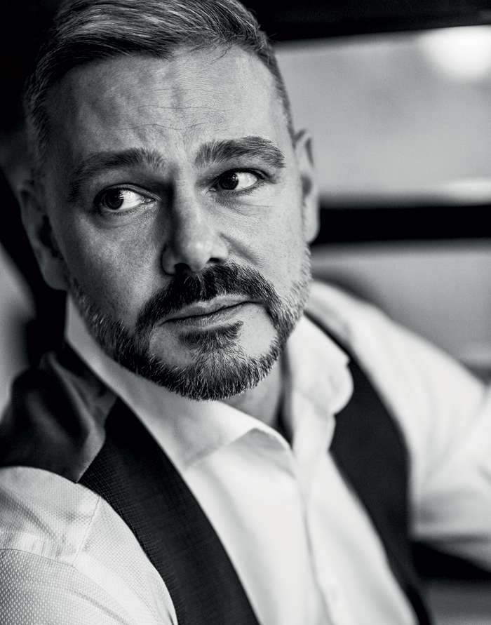 Лариса снимала комнату у моей бабушки и была столь неординарной, что я не мог пройти мимо: красивая, умная, начитанная, образованная