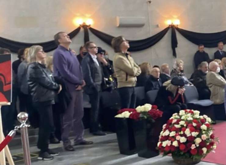 Примадонна разрыдалась на прощальной речи вдовы покойного