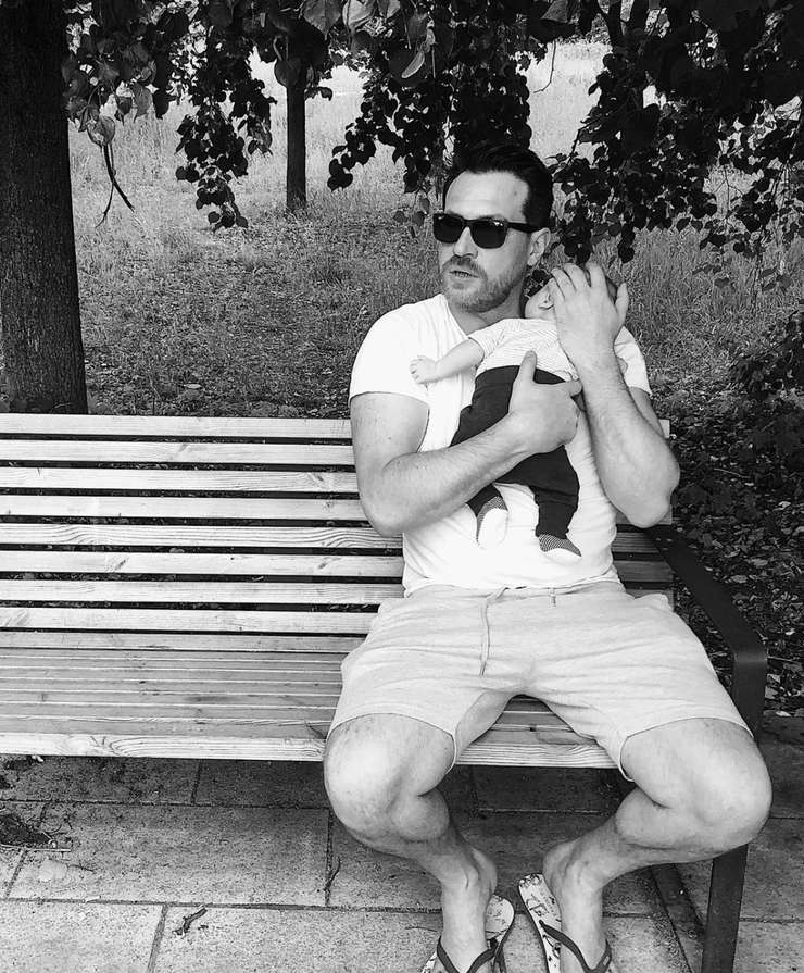 Актер с новорожденным сыном