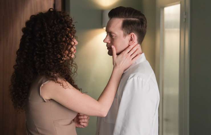 В сериале Гранд актриса сыграла роль медсестры, которая готова на все, чтобы вернуть возлюбленного