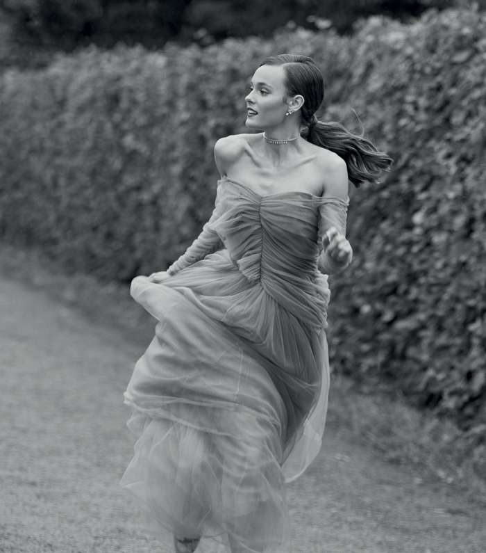 Платье, Алена Ахмадулина; серьги и колье, все – Messika