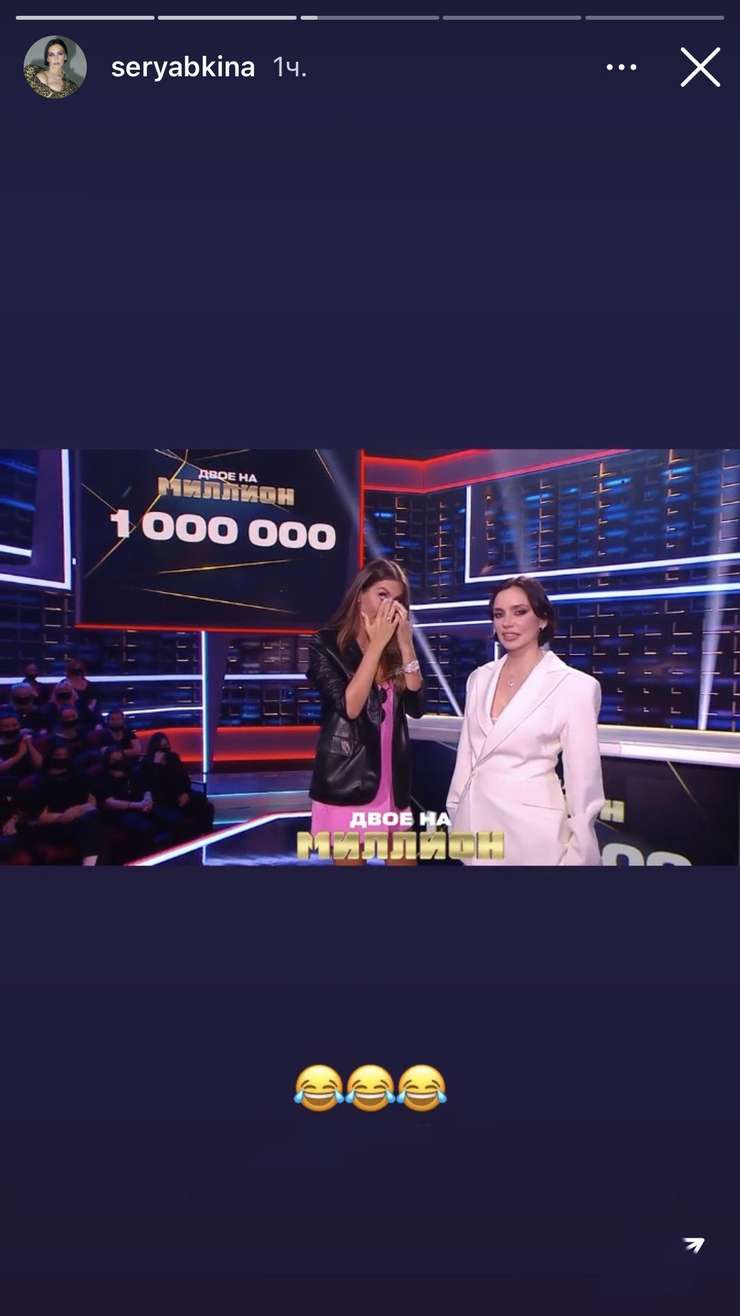 Певица появилась на телевидении с округлившимся животом Певица появилась на телевидении с округлившимся животом