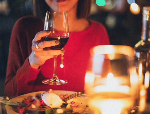 Вино понижает риск заразиться COVID−19, а пиво — повышает