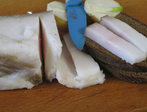 Подложили свинью: почему сало в России стало в два раза дороже мяса