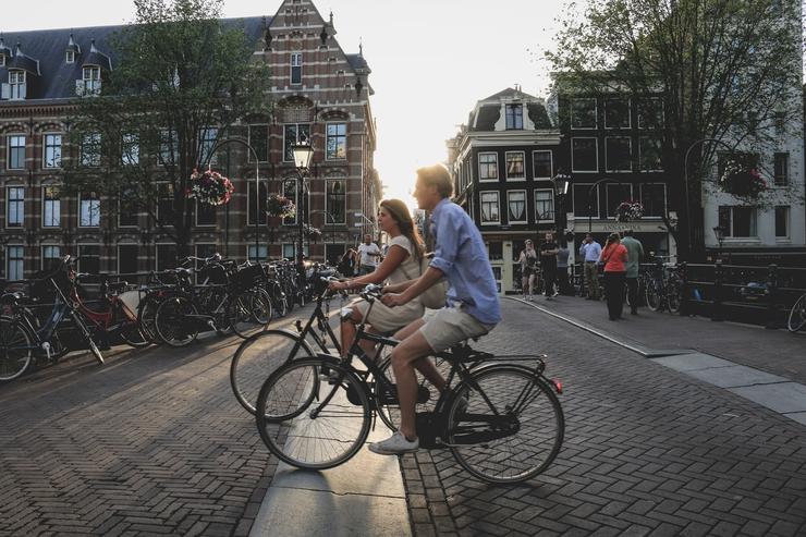жители крупных городов в Нидерландах повально пересаживаются на велосипеды