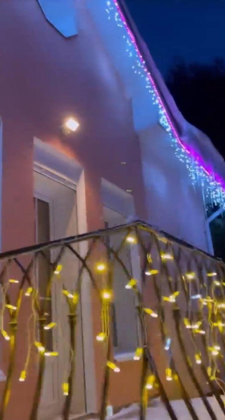 Алика Смехова продемонстрировала рождественское убранство дома. Кадр из видео.