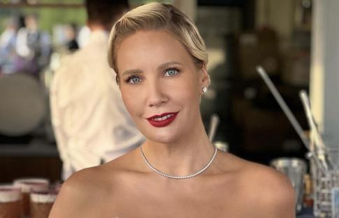 Елена Летучая оголила необъятную грудь в маленьком бикини