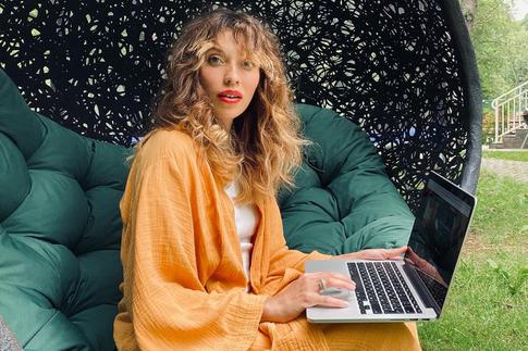 Развод, панические атаки, женская энергия: на каких курсах пытаются заработать звезды