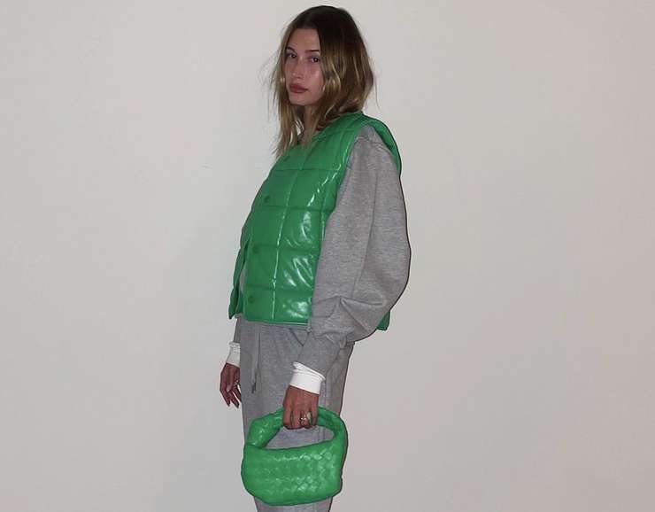 Хайли Бибер давно признается в любви к жилетам Хайли Бибер давно признается в любви к жилетам