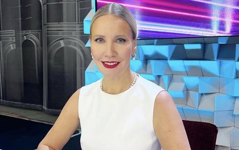 Огромная грудь Елены Летучей оголилась на пляже, не уместившись в крохотное бикини