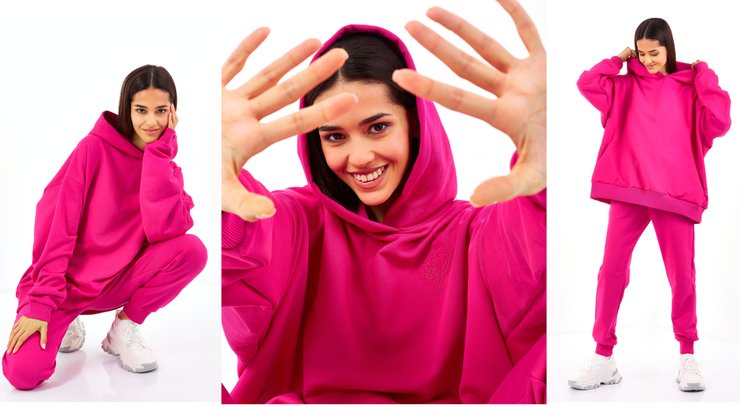 Даже худи теперь тоже окрашены в цвет фуксии — как у российского бренда Atmosphere осень-зима 2022/23