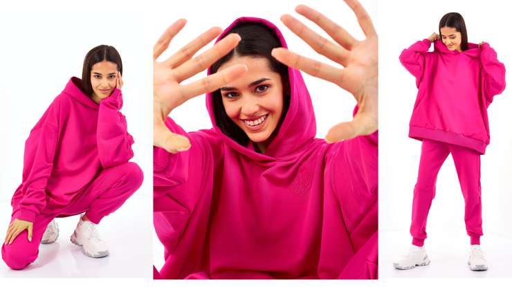 Даже худи теперь тоже окрашены в цвет фуксии — как у российского бренда Atmosphere осень-зима 2022/23