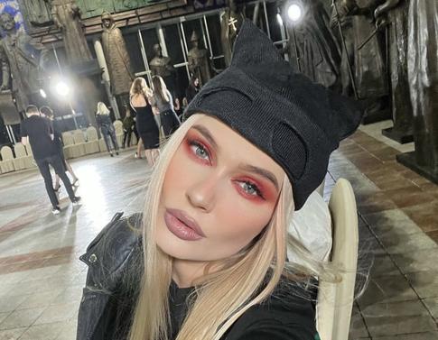 Рудова показала свои прелести без белья, станцевав у зеркала