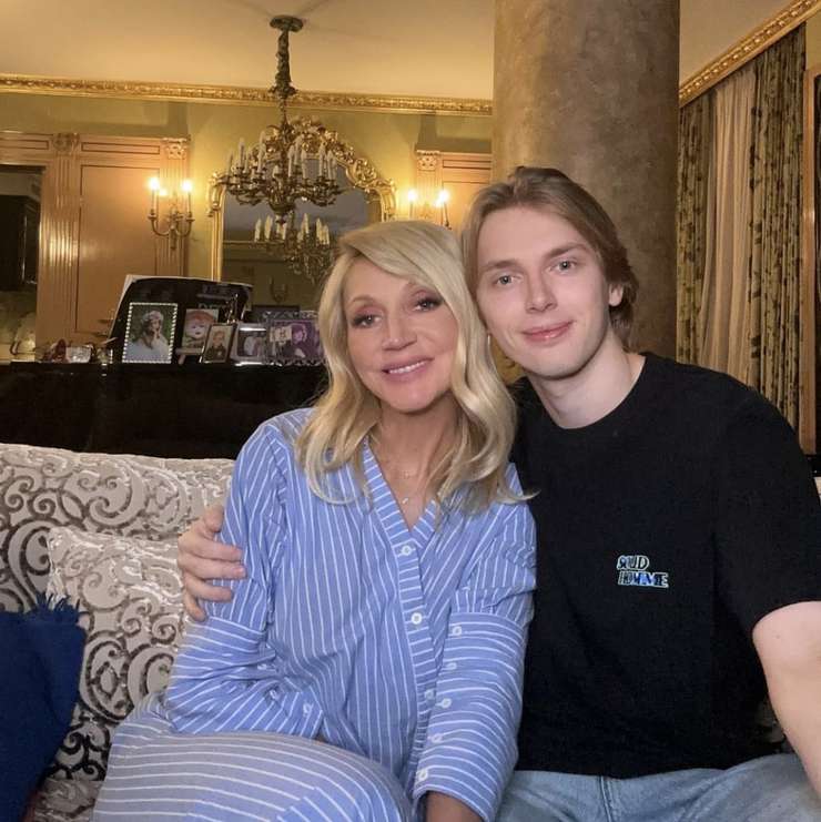 Певица с сыном Дени Байсаровым Певица с сыном Дени Байсаровым