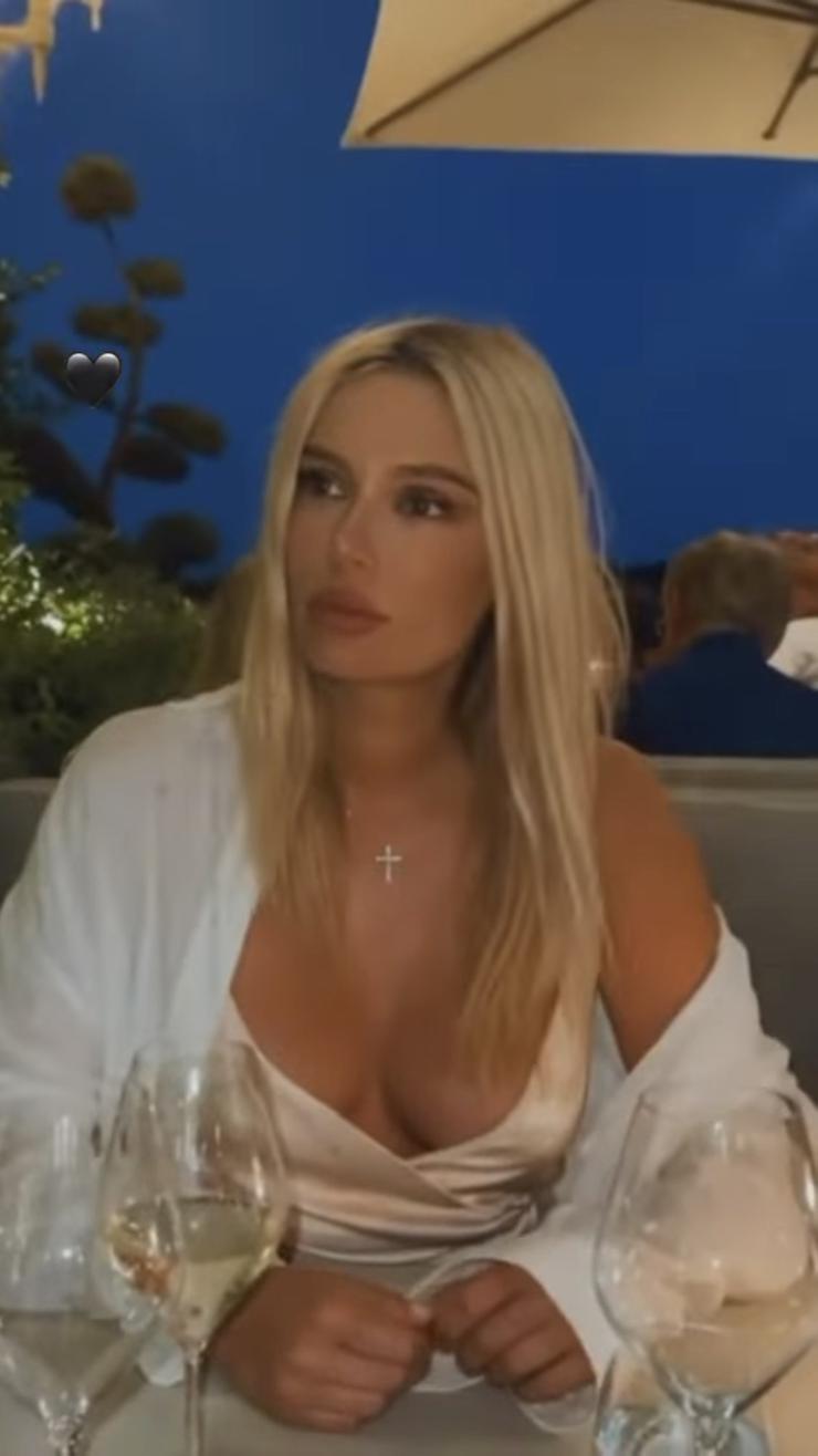 Актриса похвасталась своим пышным бюстом