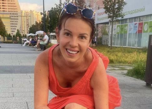 56-летнюю Наталью Штурм раскритико­вали за фото с огромной голой грудью на столе