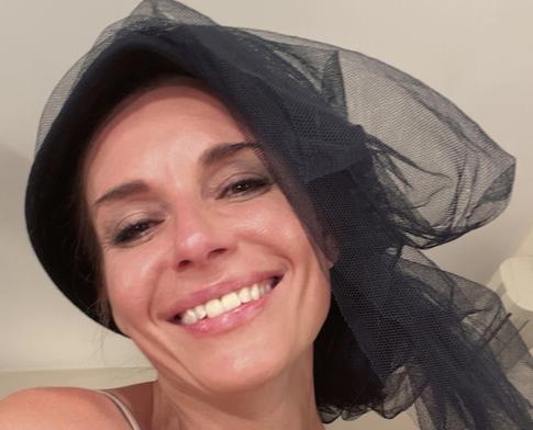 Любовь Толкалина показала полностью обнаженную грудь в ванной