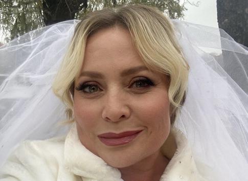 «Это событие настало»: 51-летняя звезда «Интернов» показала себя в свадебном платье