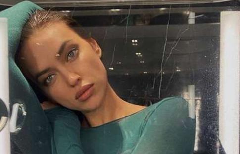 Ирина Шейк показала свои прелести в прозрачной тунике